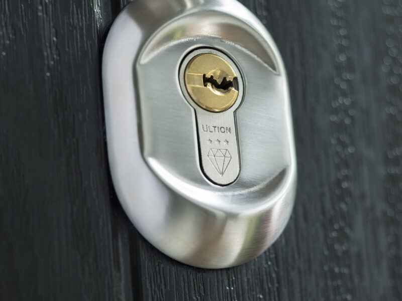 Is Your Front Door a “Welcome Mat” for Burglars? A Homeowner’s Security Audit