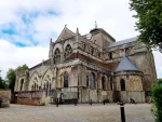 Romsey Abbey and courtyard