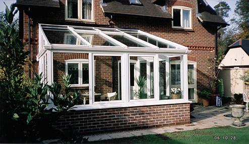 Lean-to mono pitch conservatory Mono pitch conservatory with high roof in white